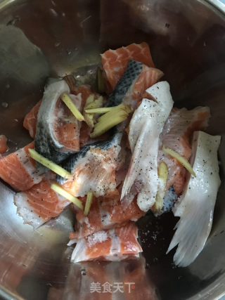 香煎三文魚骨的做法步驟：2