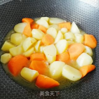 牛腩燒土豆和胡蘿卜的做法步驟：13