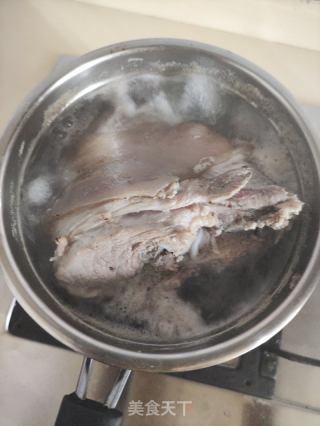 冰糖肘子的做法步驟：1