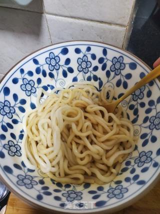 黑椒香腸煮烏冬面的做法步驟：6