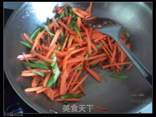 家常小炒----青椒胡蘿卜絲的做法步驟：4