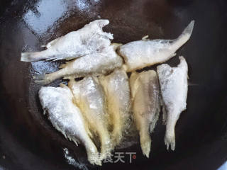 貼餅子燉小黃魚的做法步驟：7