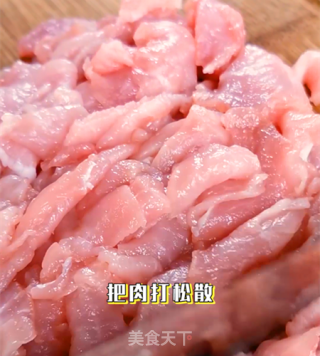 色澤金黃，口味酸甜，年夜飯中翹楚轟轟鍋包肉的做法步驟：3