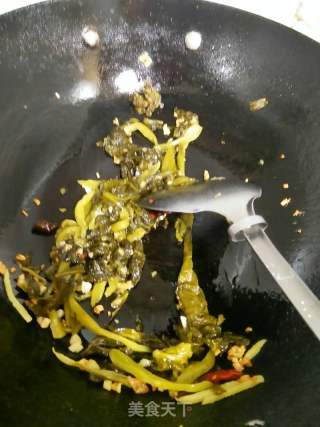 老壇酸菜黃花魚的做法步驟：3