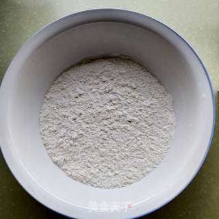 火腿蔬菜披薩的做法步驟：1