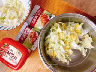 泡菜豆腐肥牛鍋的做法步驟：1