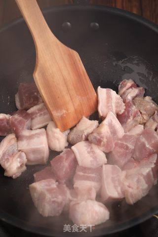 紅燒肉怎么炒糖色的做法步驟：1