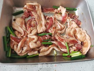 荷葉蒸五花肉的做法步驟：2