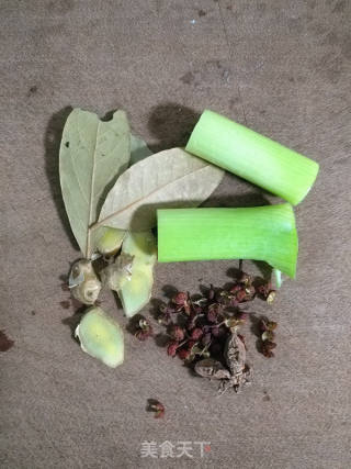 酸菜牛肉砂鍋米線的做法步驟：2