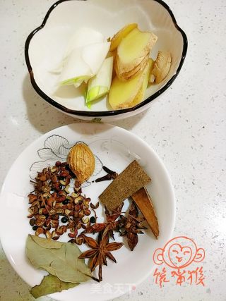 鐵鍋燉大鵝的做法步驟：2