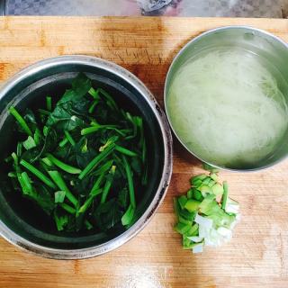 魚(yú)丸粉絲湯的做法步驟：2