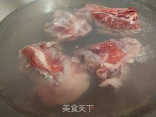 醬大骨頭的做法步驟：2