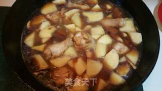 雞膀根燉土豆的做法步驟：4