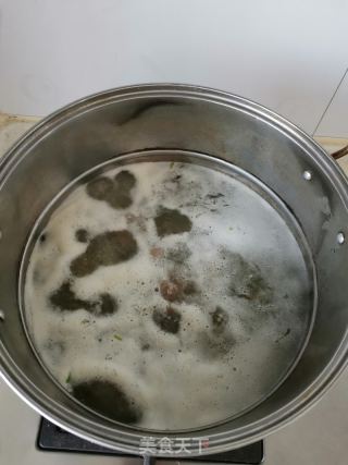 酸菜燉排骨的做法步驟：2