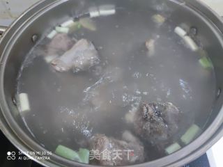 酸菜粉條燉排骨的做法步驟：2