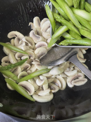蘆筍炒口蘑的做法步驟：9