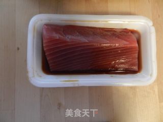 醬油腌金槍魚刺身蓋飯的做法步驟：1