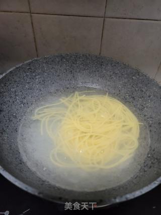 香菇肉醬拌意面的做法步驟：2
