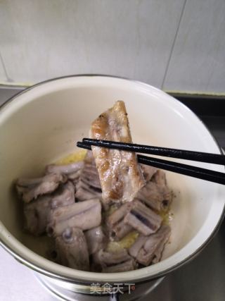 酸菜粉條燉排骨的做法步驟：7