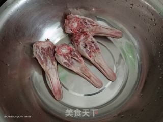 椒鹽鴨下巴的做法步驟：1