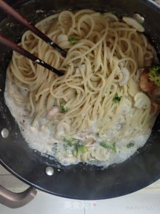 牛奶蒜香鮮蝦意面的做法步驟：9