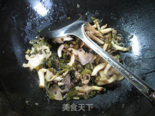 肉絲酸菜炒秀珍菇的做法步驟：8
