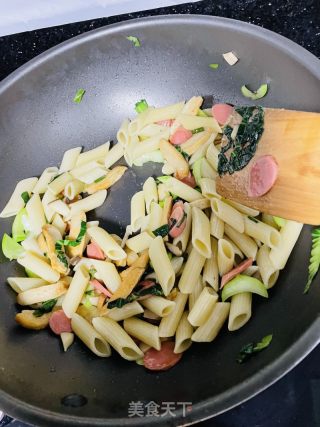 雞蛋香腸炒意面的做法步驟：4