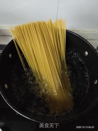 牛奶蒜香鮮蝦意面的做法步驟：2