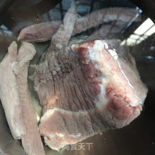 咖喱牛肉土豆蓋飯的做法步驟：1