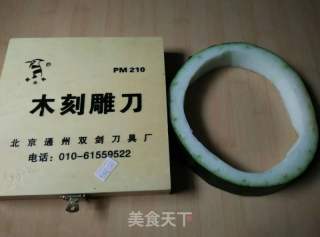 冬瓜花邊雕刻的做法步驟：1