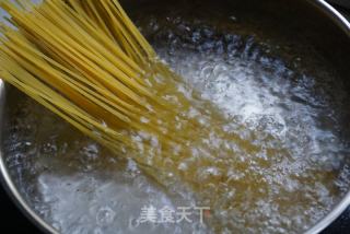 欖菜肉末意面的做法步驟：1