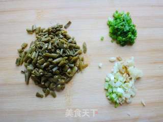 肉末豇豆紅米線的做法步驟：5