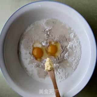 火腿蔬菜披薩的做法步驟：4