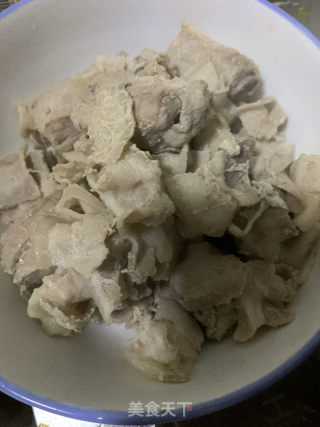 酸菜燉排骨的做法步驟：1