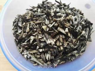 青椒炒干巴菌的做法步驟：3