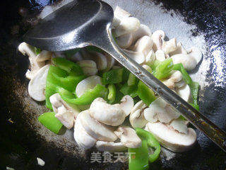 青椒炒蘑菇的做法步驟：5