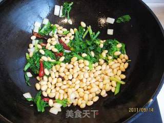 芹葉炒黃豆的做法步驟：8