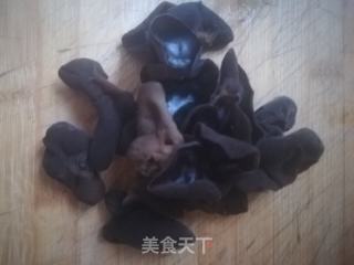 木耳炒皮芽子的做法步驟：3