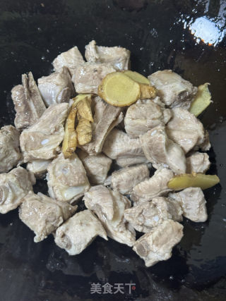 排骨燜鮑魚的做法步驟：4