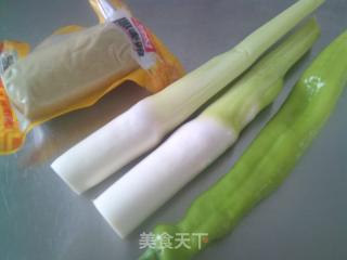 青椒茭白炒圓素雞的做法步驟：1