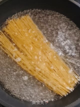芝香茄汁牛肉意面的做法步驟：2