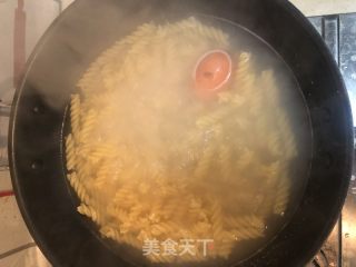 番茄培根意大利面的做法步驟：1