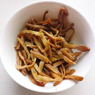黃花菜肉片湯的做法步驟：5