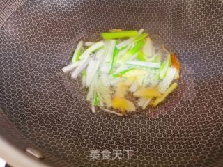 蔥燒海參的做法步驟：3