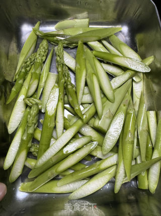 蘆筍炒口蘑的做法步驟：2