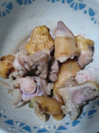 豬蹄燉山藥湯的做法步驟：2