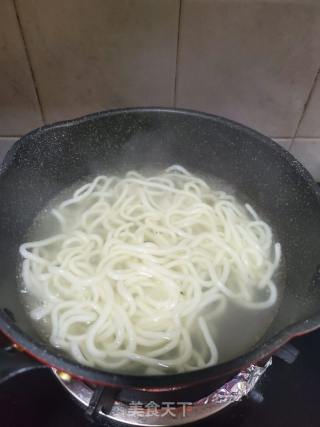 黑椒香腸煮烏冬面的做法步驟：5