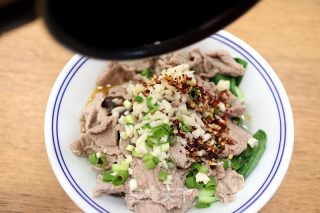 水煮肉片雞湯米線的做法步驟：14