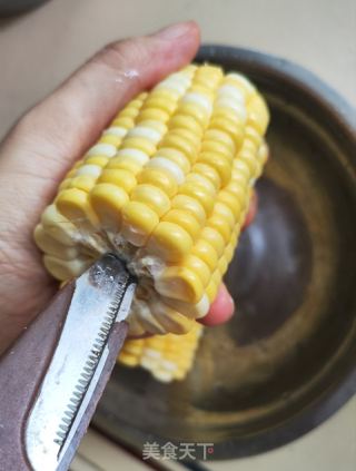 巧剝玉米粒的做法步驟：3