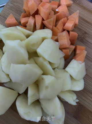 咖喱土豆雞丁的做法步驟：3